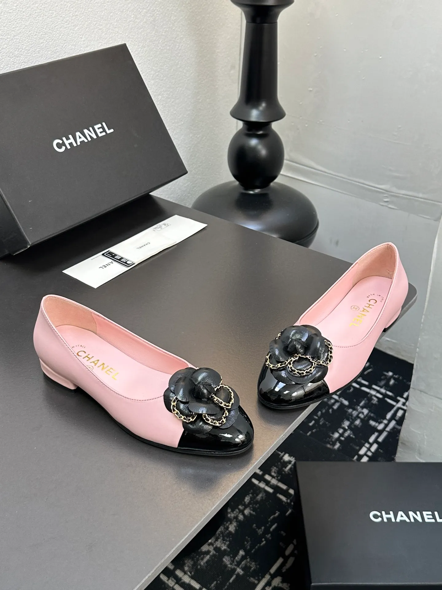 👟👟Ex-factory price 600👟👟 CHANEL｜Chanel Chanel 25C early spring new product Camellia series flat shoes This season’s Camellia series is really beautiful😍 Grandma Xiang’s family has always had the elegant and ladylike temperament, full of high-end sense! It’s very nice on the feet~ Whether worn barefoot or paired with skirts or trousers, it’s very versatile! Incomparably beautiful! Extraordinarily fairy 🧚 Overwhelmingly girly‼ ️ The upper is made of imported lambskin, the lining is made of mixed sheepskin, and the Italian A-grade leather outsole Size: 35-39 (40/41 customized)
